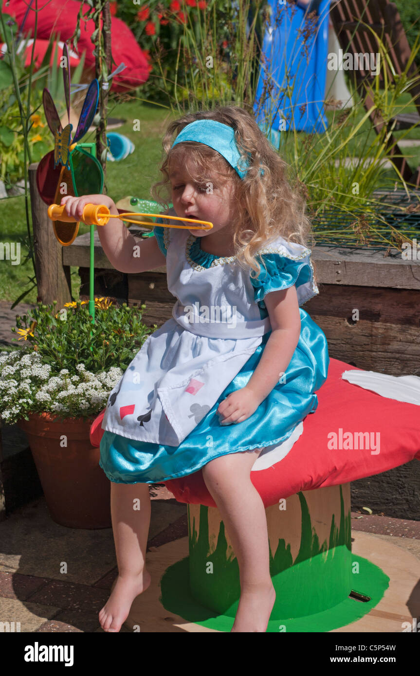 Bambina vestito di Alice nel Paese delle Meraviglie Costume soffiare bolle  Foto stock - Alamy