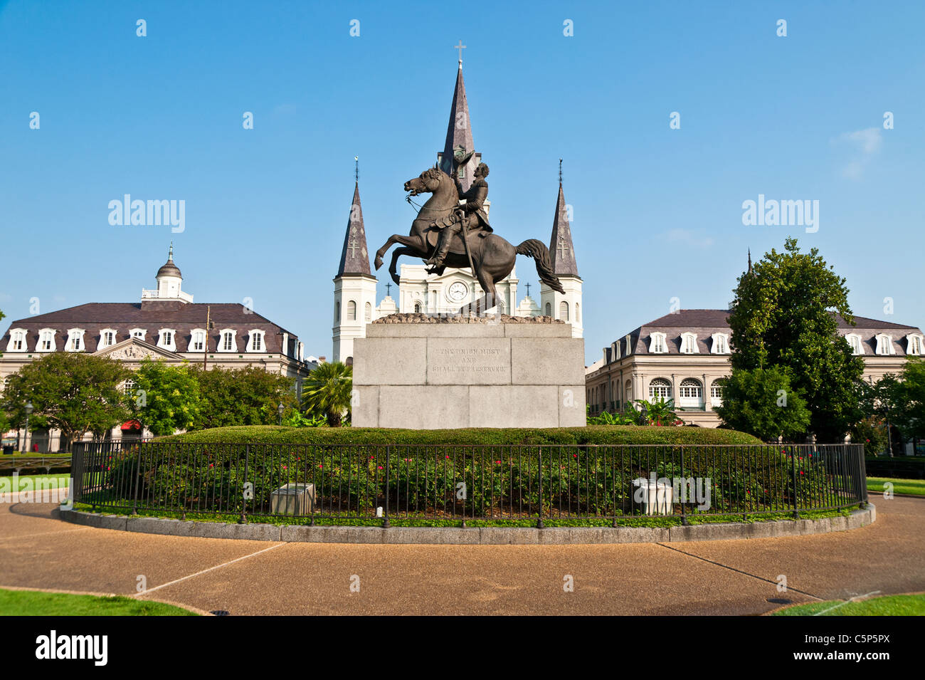 Statua di bronzo di Andrew Jackson con la Cattedrale di San Louis dietro. Jackson Square New Orleans. Foto Stock