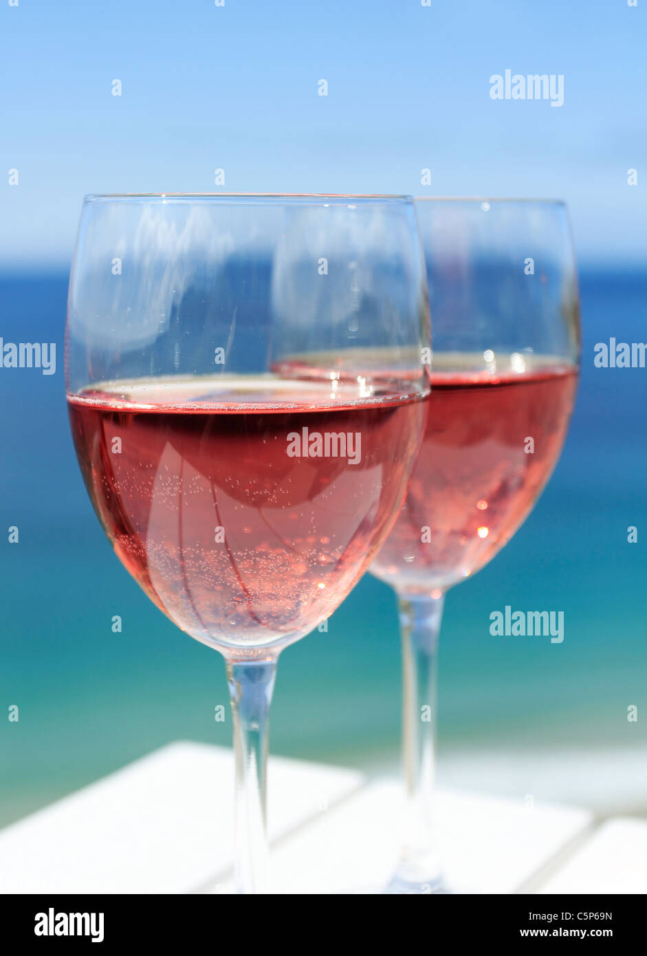 Bicchieri di vino rosato dall'oceano Foto Stock
