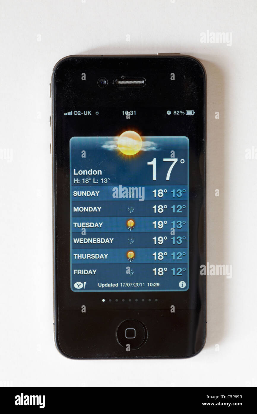 IPhone 4 che mostra l'app meteo, le previsioni meteo a Londra isolate su sfondo bianco, luglio 2011 Foto Stock
