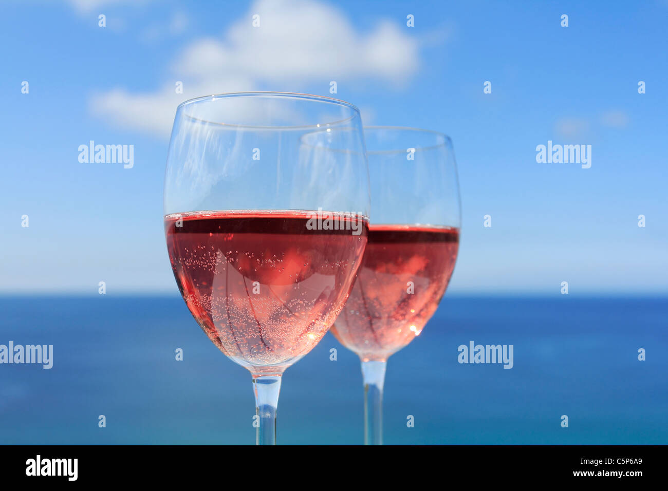 Bicchieri di vino rosato dall'oceano Foto Stock