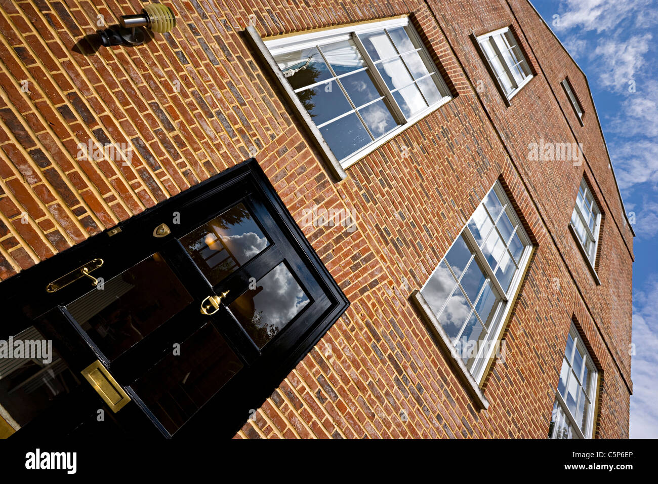 Esterno di un tradizionale vecchio casa inglese Foto Stock