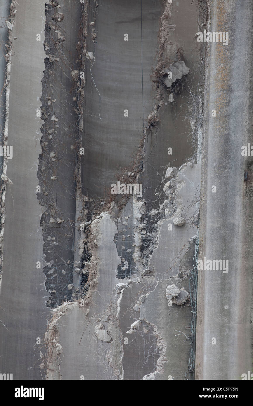 Demolizione del grande edificio in cemento Foto Stock