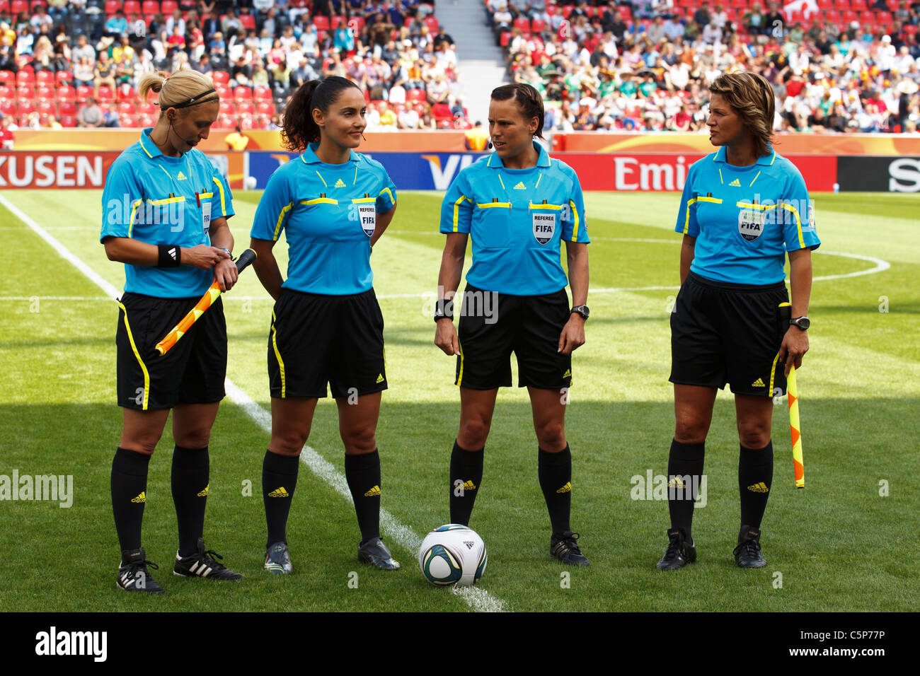 La squadra ufficiale si schiera prima di una partita del gruppo B della Coppa del mondo femminile FIFA tra Giappone e Messico il 1° luglio 2011 allo stadio della Coppa del mondo femminile FIFA di Leverkusen, in Germania. L-R: Lada Rojc (arbitro assistente), Thalia Mitsi (quarto ufficiale), Christina Pedersen (arbitro), Hege Steinlund (arbitro assistente). Solo per uso editoriale. Uso commerciale vietato. Foto Stock