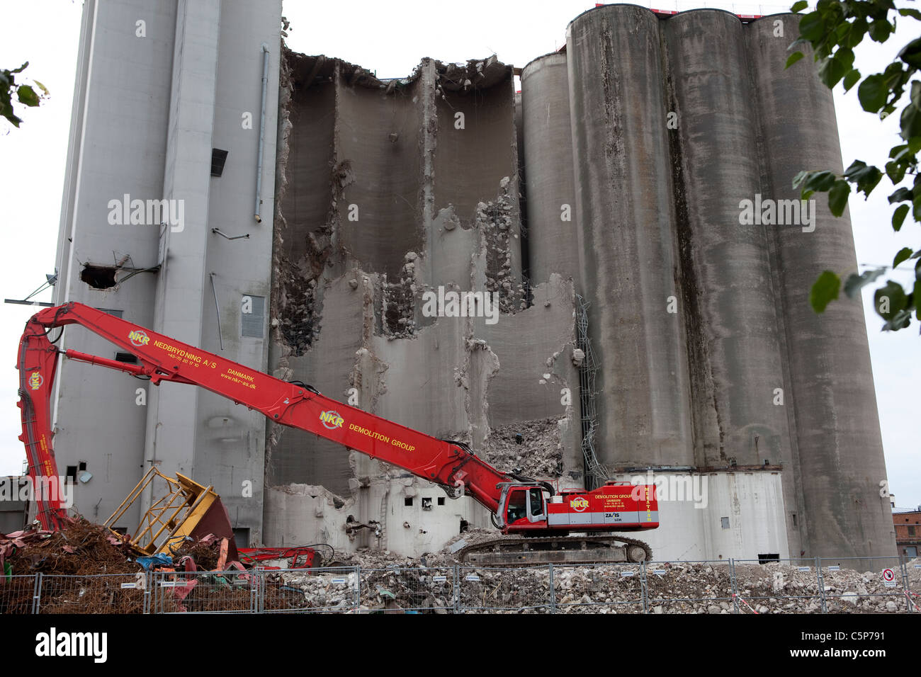 Demolizione del grande edificio in cemento Foto Stock