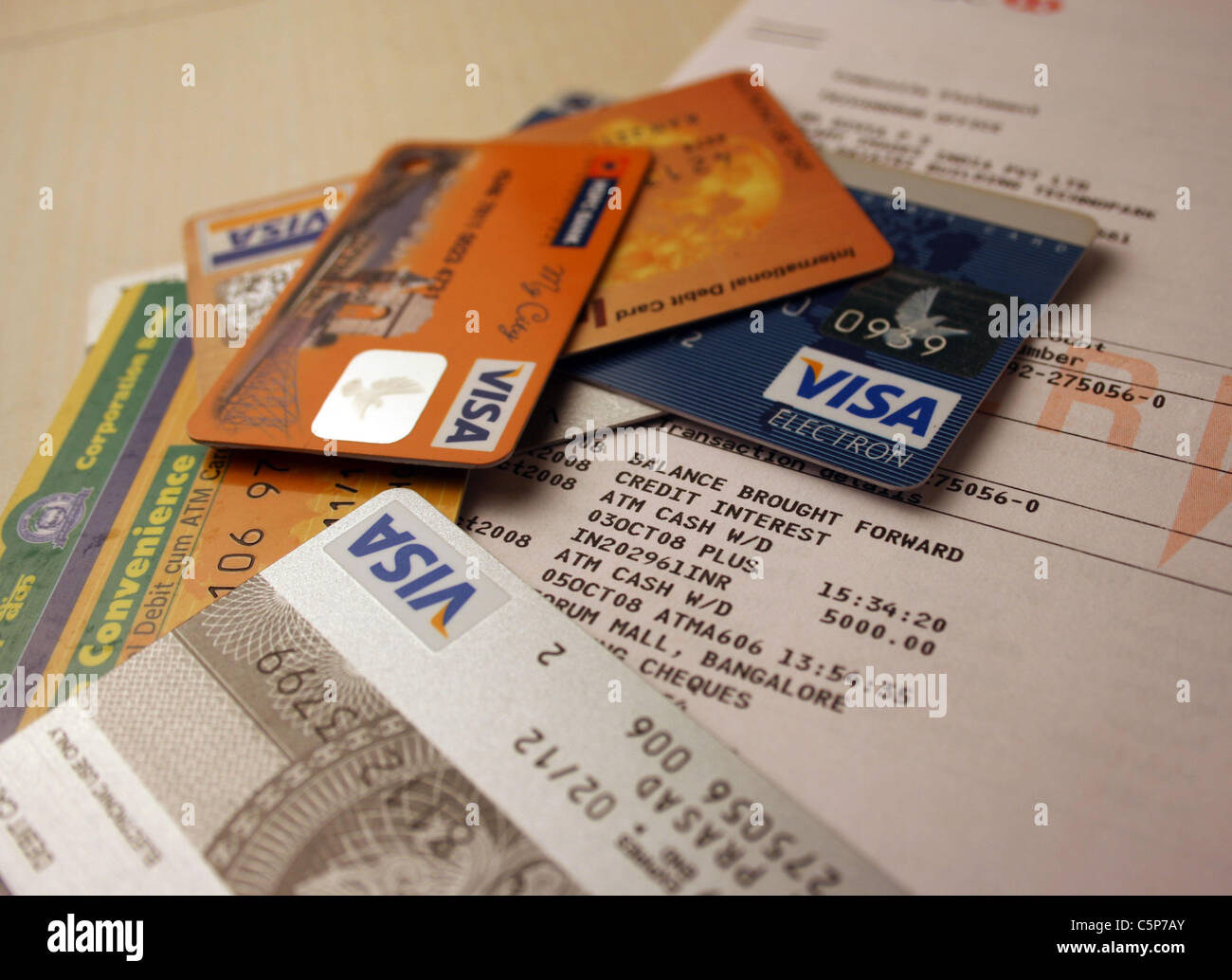 Estratto conto bancario ricoperti con carte di credito Foto Stock