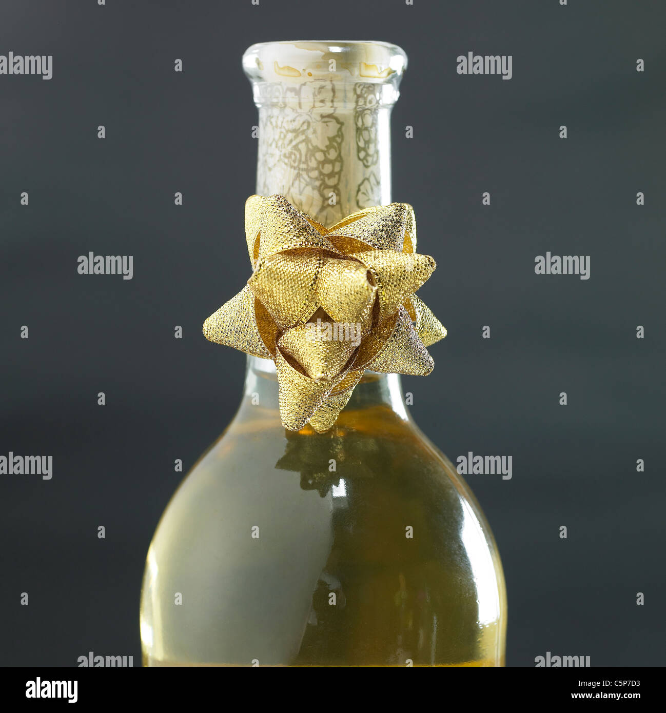 Un nastro su di una bottiglia di vino Foto Stock