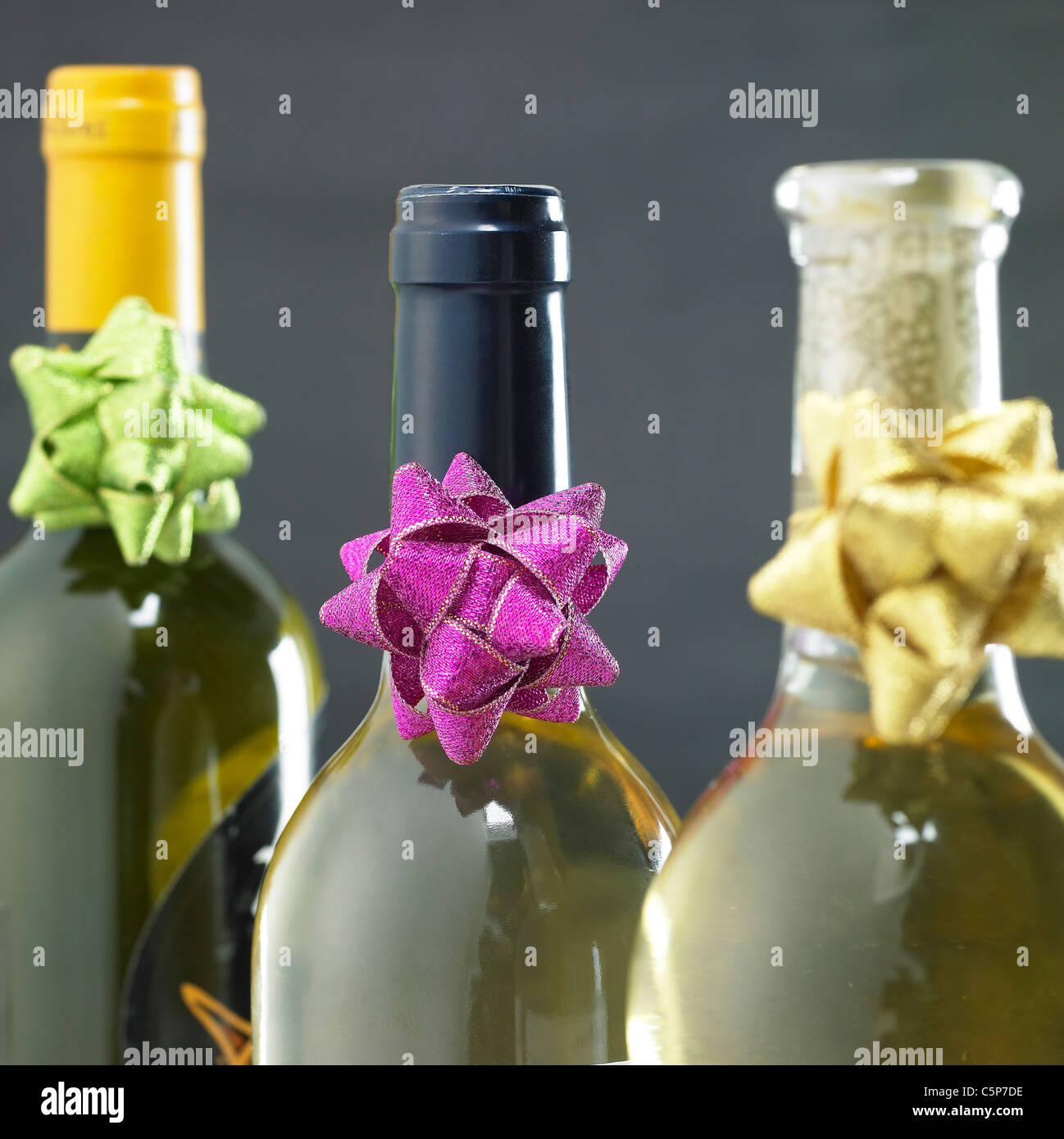 Le bottiglie di vino con nastri Foto Stock