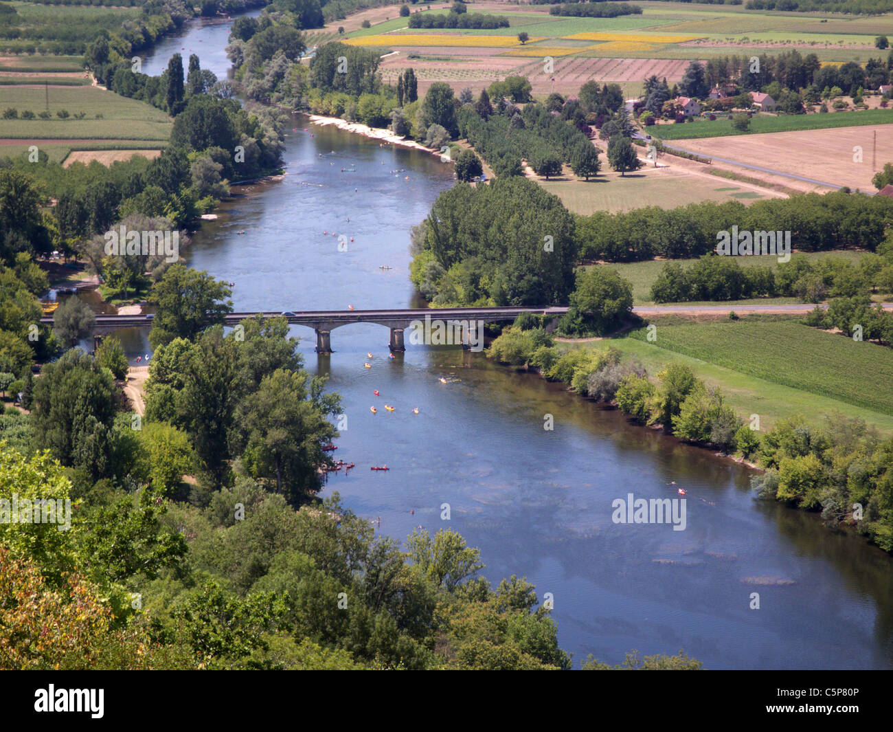 Domme città. Dordogna. La Francia. Uno dei numerosi villaggi più belli di Francia. Vista ravvicinata del pittoresco ponte. Foto Stock