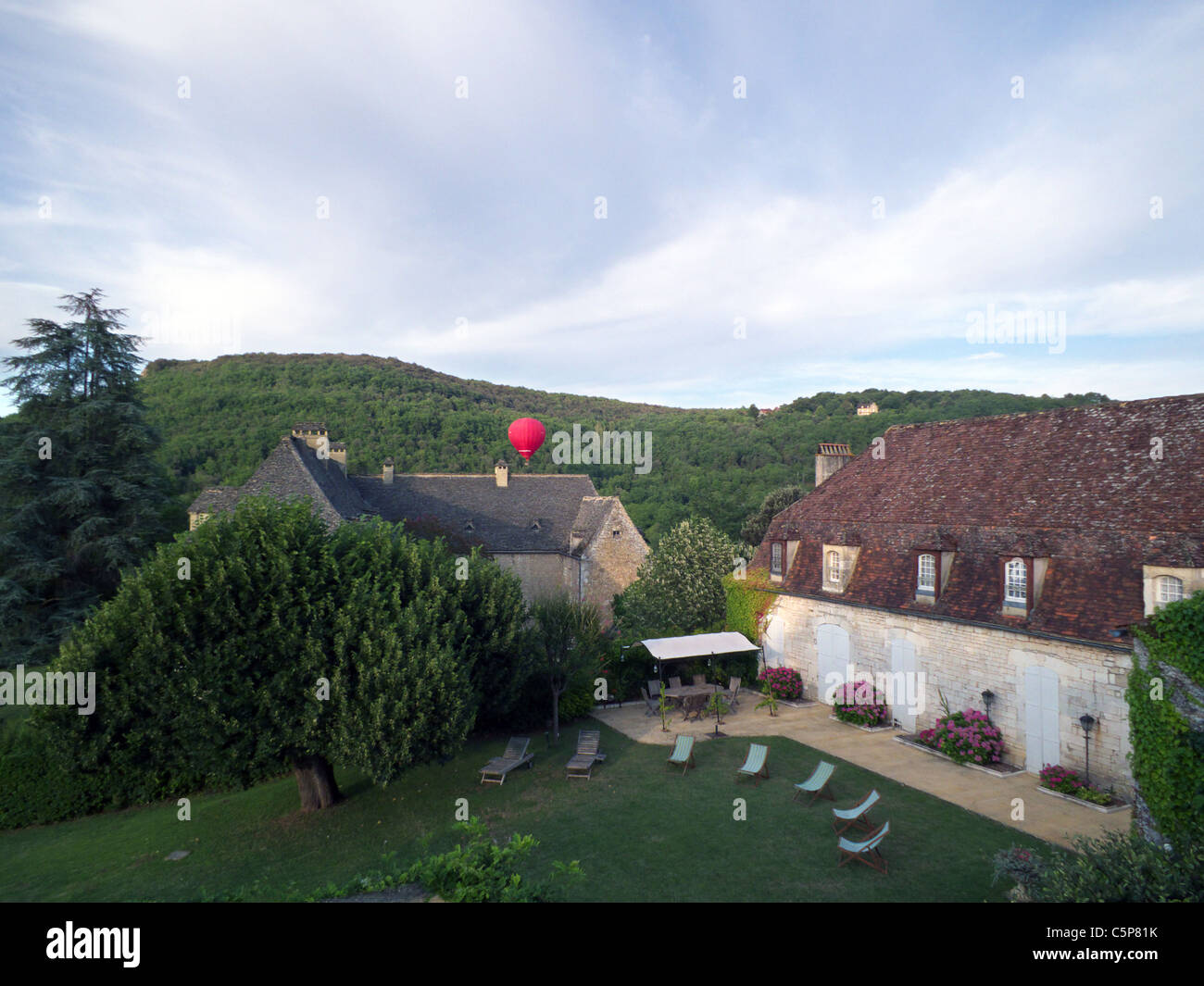 Le Mongolfiere sopra Le Manoir, Les Milandes village. St Cyprien. Dordogne Francia Foto Stock