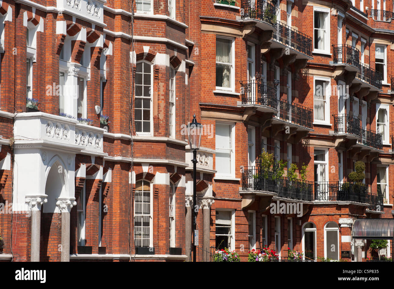 Tipico costosi ma di alta densità abitativa su Cadogan Estate a nord di Sloane Square, a Chelsea, Londra, Inghilterra, Regno Unito. Foto Stock