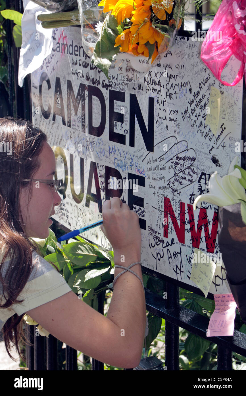 In prossimità di una ventola la scrittura di un messaggio su una piazza di Camden Road Sign al di fuori della Casa di Amy Winehouse dopo la morte nel luglio 2011. Foto Stock