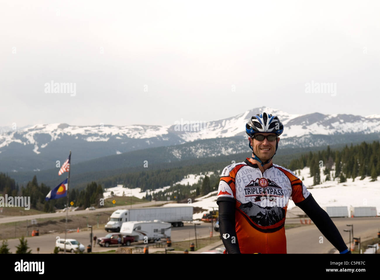 Maschio caucasico Biker a riposo Stop sul sentiero di montagna Colorado USA Foto Stock