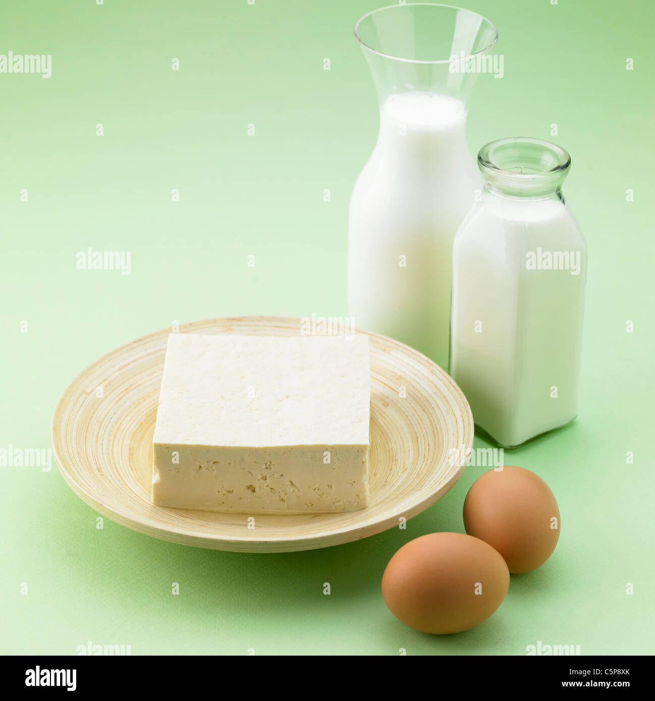 Un tofu, uova e bottiglie di latte Foto Stock