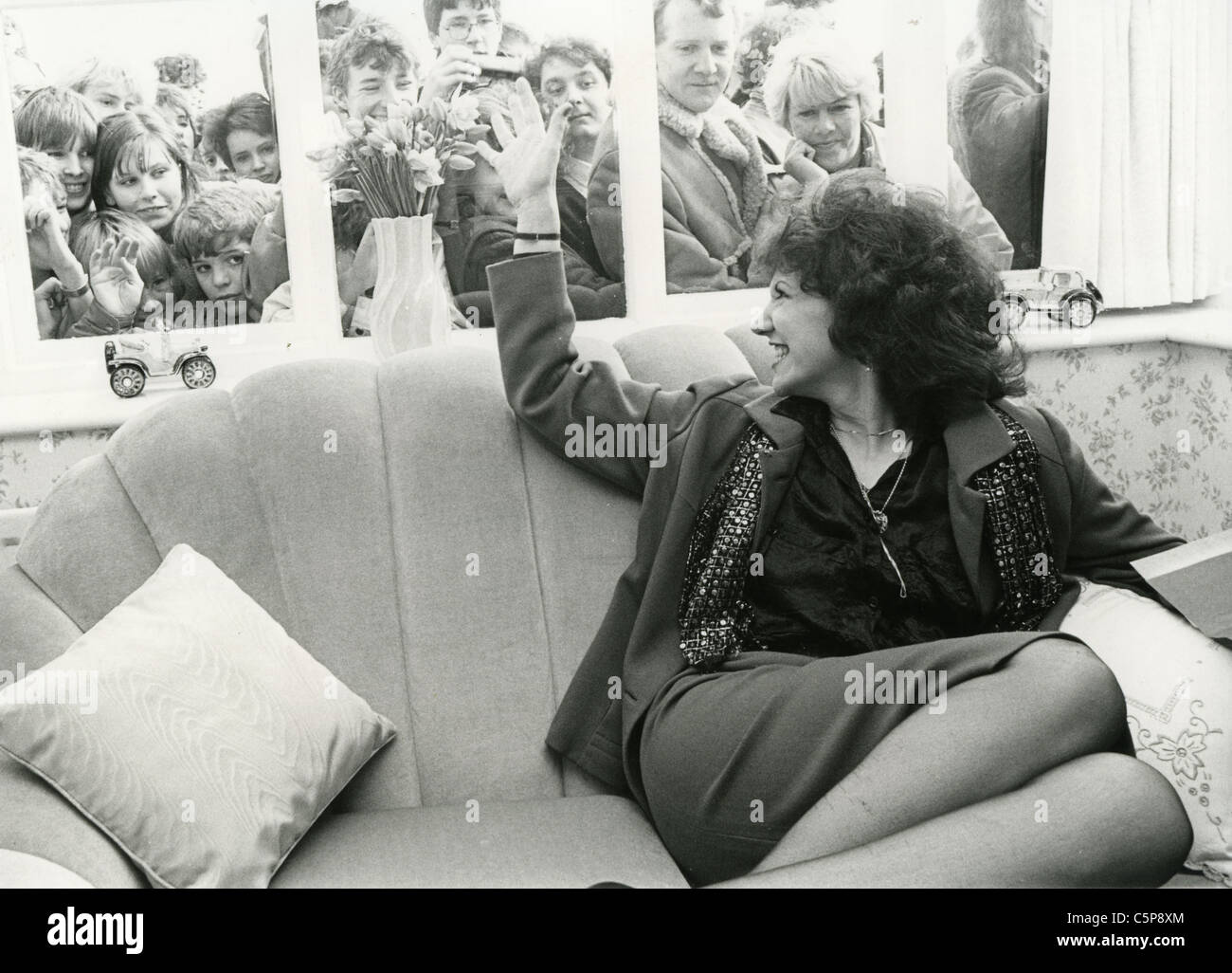 ANITA DOBSON UK TV e stadio attrice con ventole circa 1986 Foto Stock