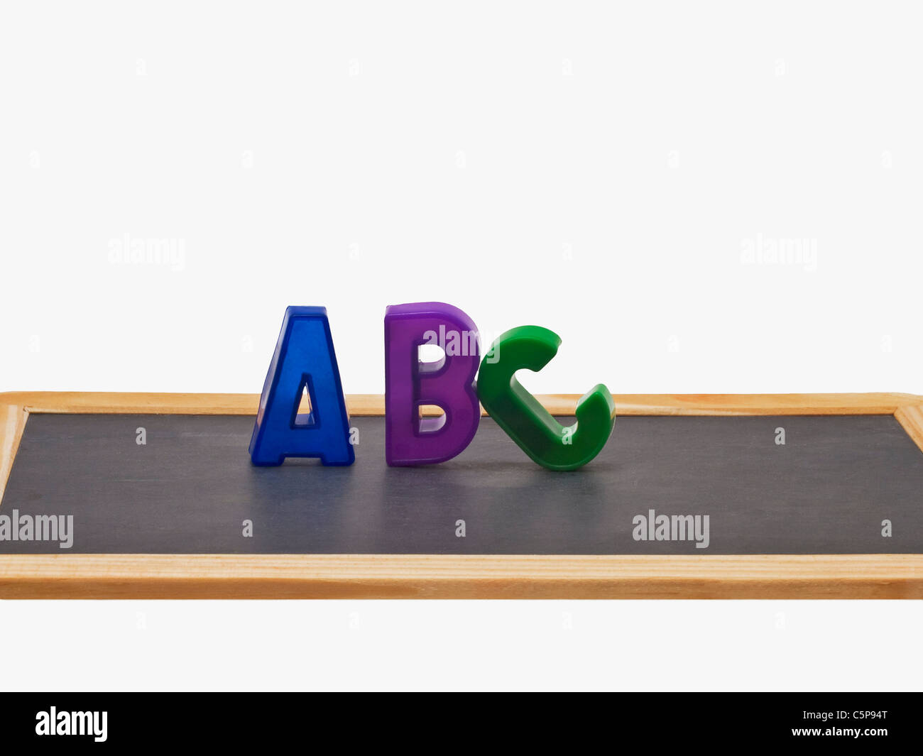 Auf einer Schiefertafel stehen die Buchstaben A, B, C | su ardesia sono A, B, C in posizione verticale Foto Stock