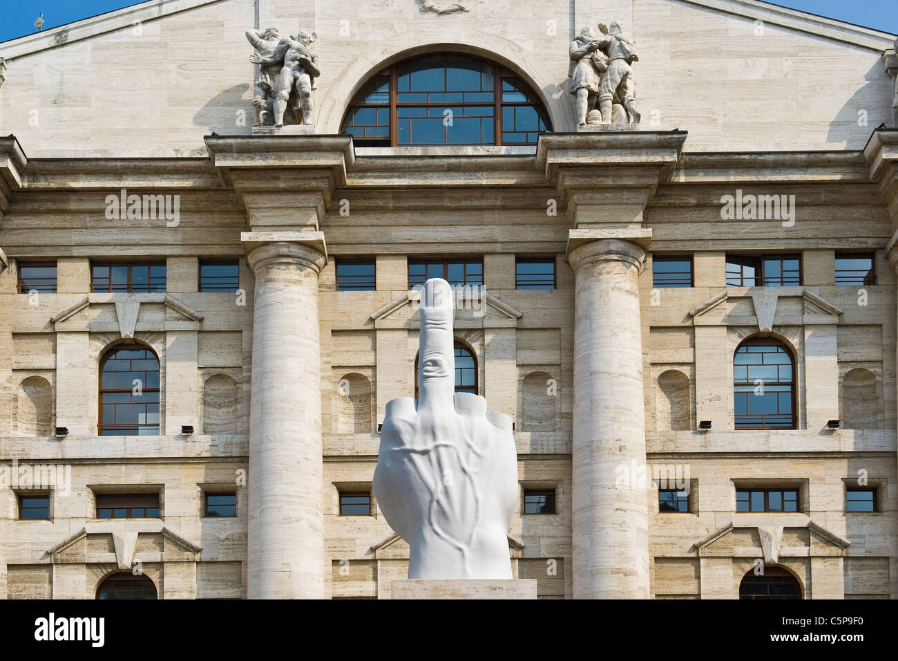 La scultura di Maurizio Cattelan, la Borsa di Piazza Affari, Milano,  lombardia, italia Foto stock - Alamy