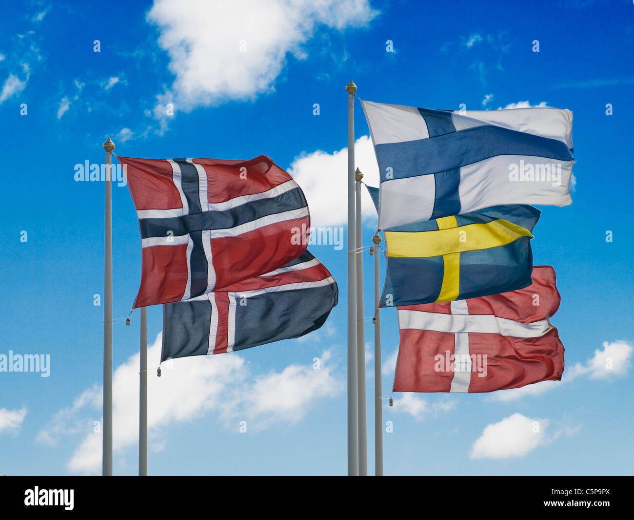 Le bandiere della Norvegia, Islanda, Finlandia, Svezia e Danimarca battenti nel vento Foto Stock