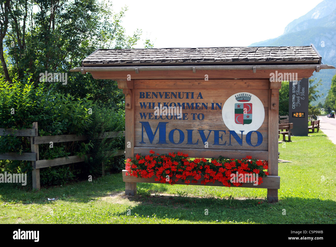 Benvenuti a Molveno segno presso il lago italiano lato città termale in Trentino distretto d'Italia Foto Stock