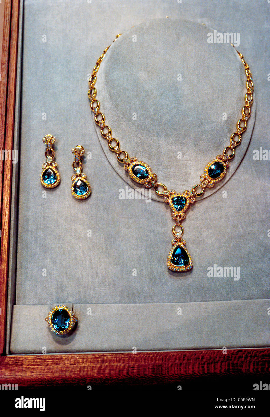 Personalizzati in pietra collane, orecchini e anelli sono i segni  distintivi di H. Stern, un impero di gioielli con base a Rio de Janeiro,  Brasile, Sud America Foto stock - Alamy