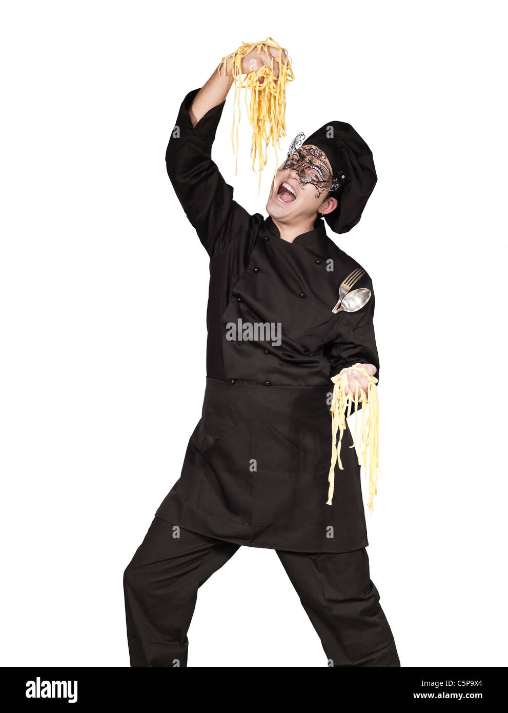 Uomo Mascherato vestito come un cuoco che mangia la pasta isolati su sfondo bianco Foto Stock