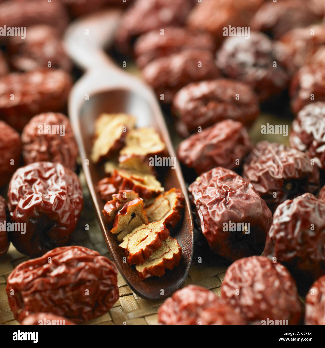 Il cucchiaio di legno ed essiccato jujube Foto Stock