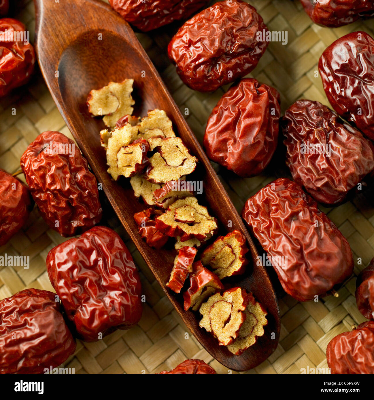 Il cucchiaio di legno ed essiccato jujube Foto Stock