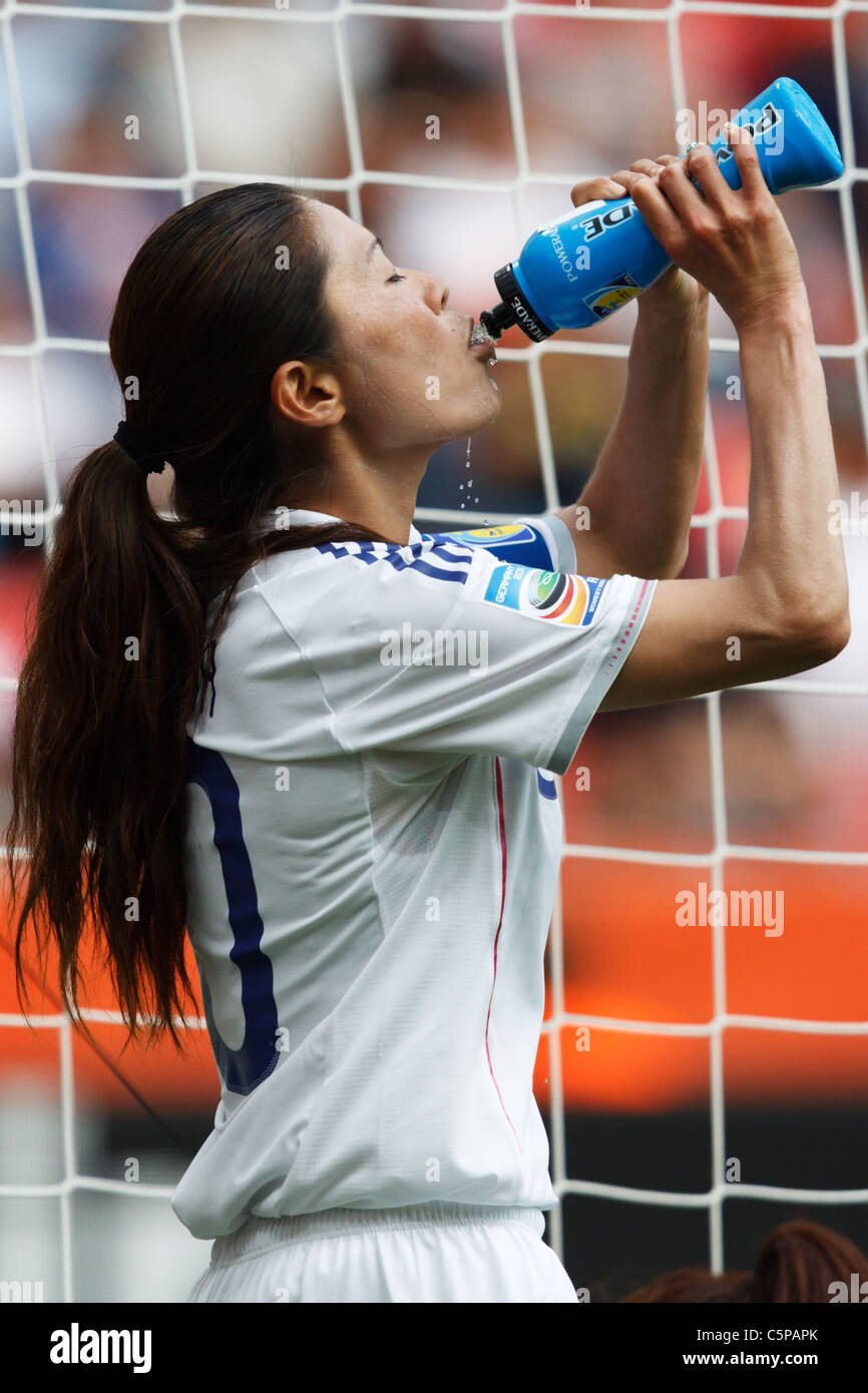 Homare Sawa del Giappone prende un drink durante una FIFA Coppa del Mondo Donne gruppo B il match contro il Messico il 1 luglio 2011. Foto Stock