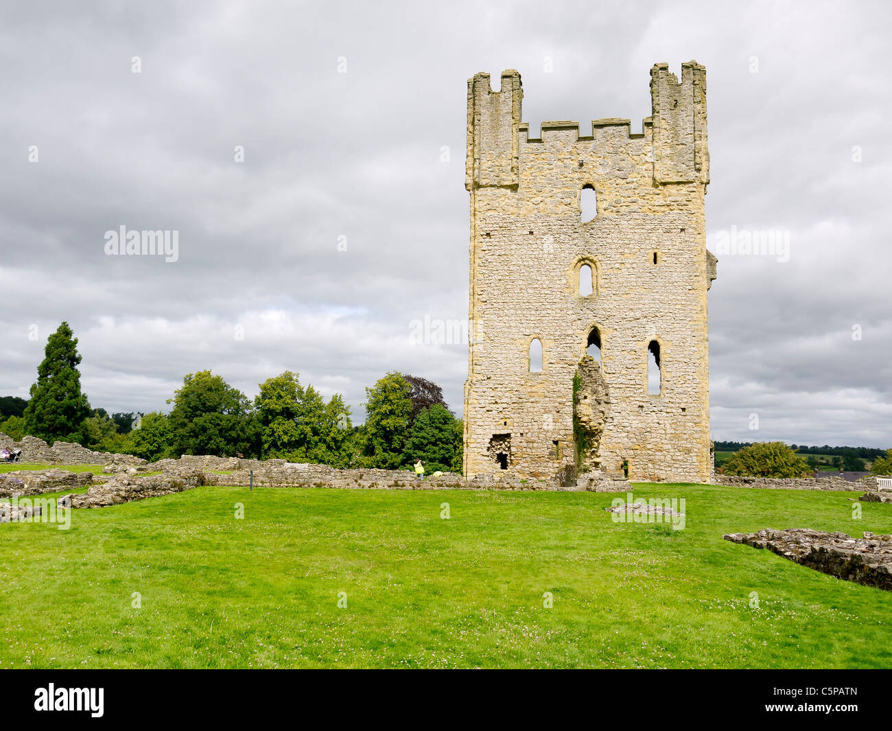 La torre est a Helmsley Castle North Yorkshire. Il castello fu demolito dopo un assedio nella guerra civile 1644 Foto Stock