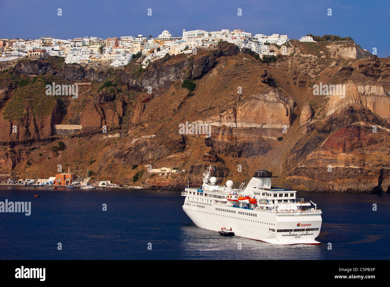 Nave da crociera sotto la città di Thira (Fira) sull'isola di Santorini, Cicladi Grecia Foto Stock