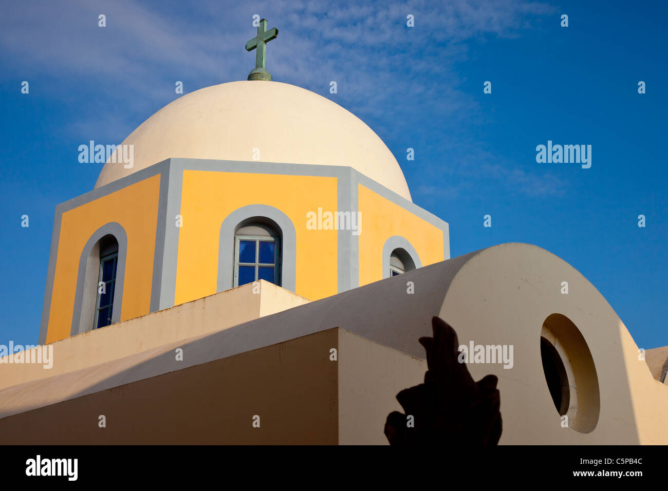 Chiesa greco-ortodossa a Thira (Fira) sull'isola di Santorini cicladi grecia Foto Stock
