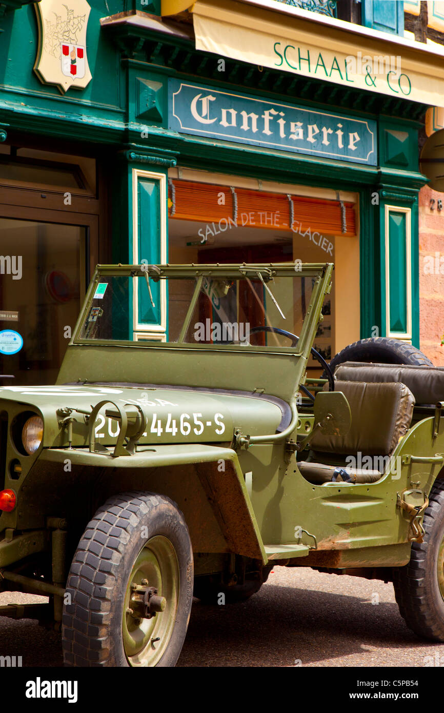 II Guerra Mondiale US Army Jeep parcheggiata di fronte un tea shop in Ribeauville lungo la strada del vino Alsaziano Haut-Rhin Francia Foto Stock