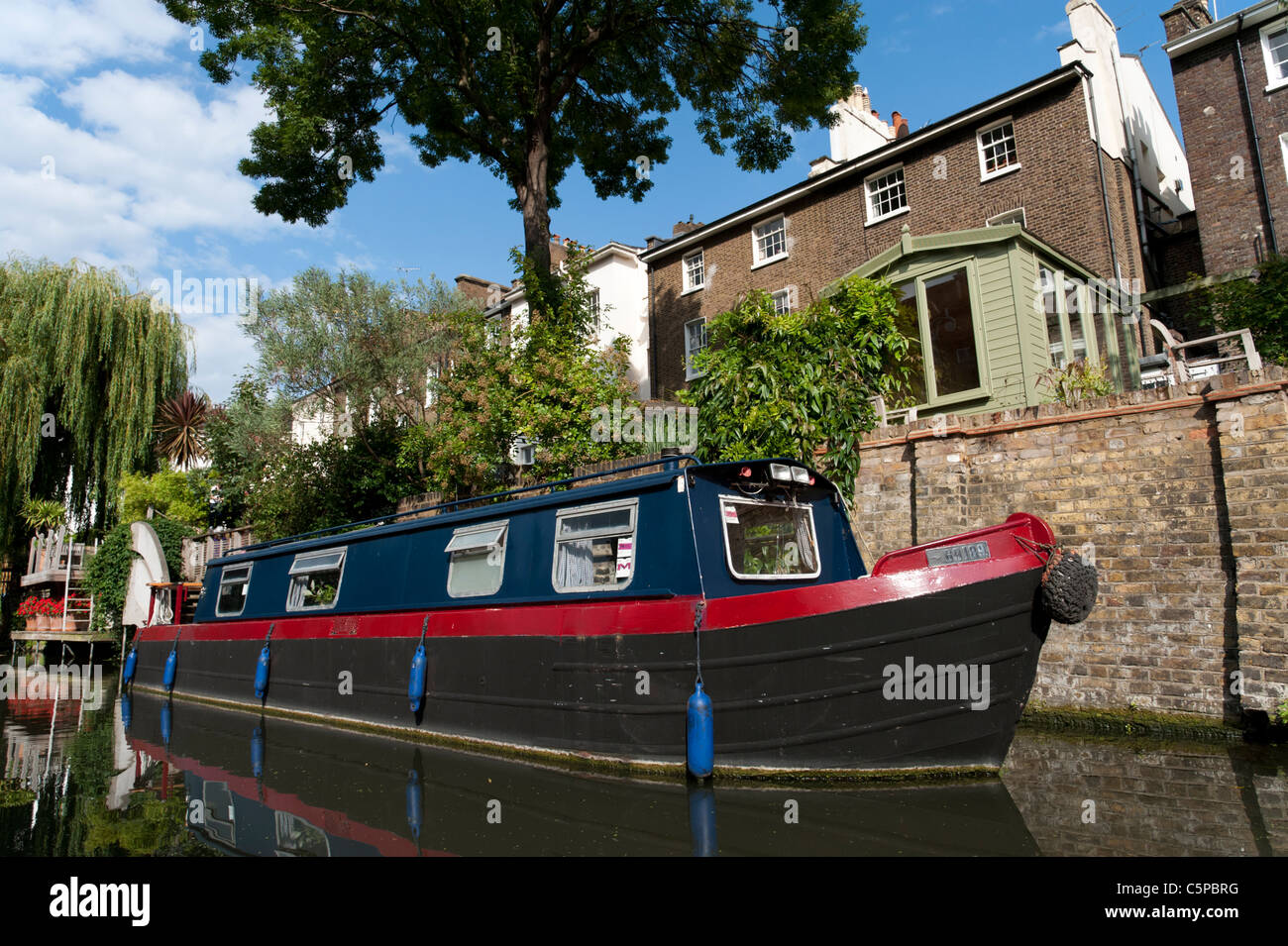 House boat ormeggiato sul Regent's Canal, London, Regno Unito Foto Stock