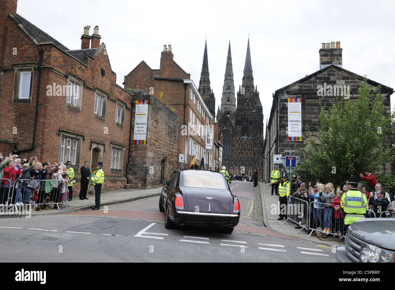 La Queen's auto arrivando a Lichfield Cathedral in onore di "Royal Mercian e Lancastrian Yeomanry" 20 luglio 2011 Foto Stock