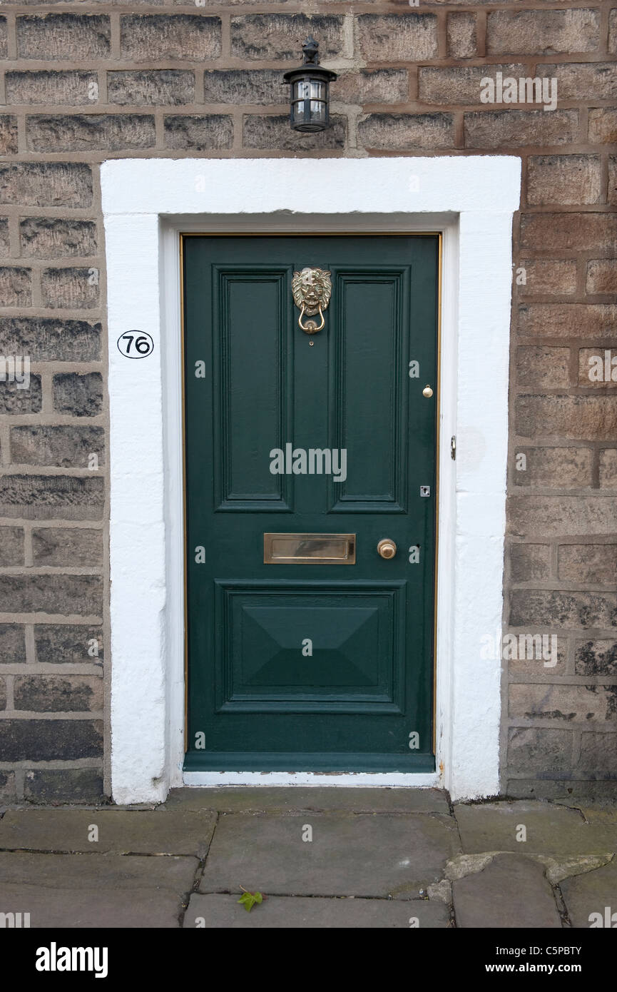 Esterno del cottage (primo piano di verde dipinto porta anteriore, architrave bianco, bussare ottone, numero di casa, lanterna, pavimentazione in pietra) - Otley, Yorkshire, Inghilterra Foto Stock