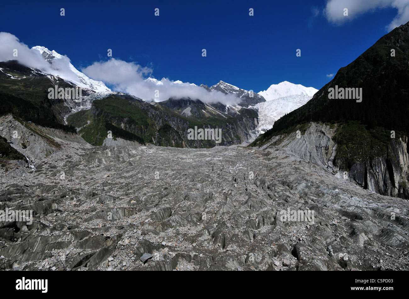 Glacier scendendo dal monte Gongga (Minya Konka) a Hailuogou Glacier Park. Sichuan, in Cina. Foto Stock