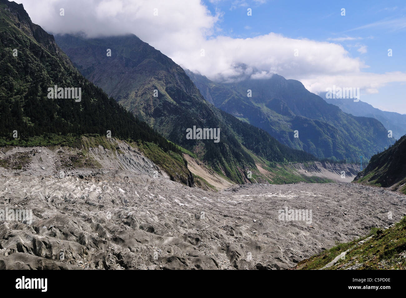 Glacier scendendo dal monte Gongga (Minya Konka). Sichuan, in Cina. Foto Stock