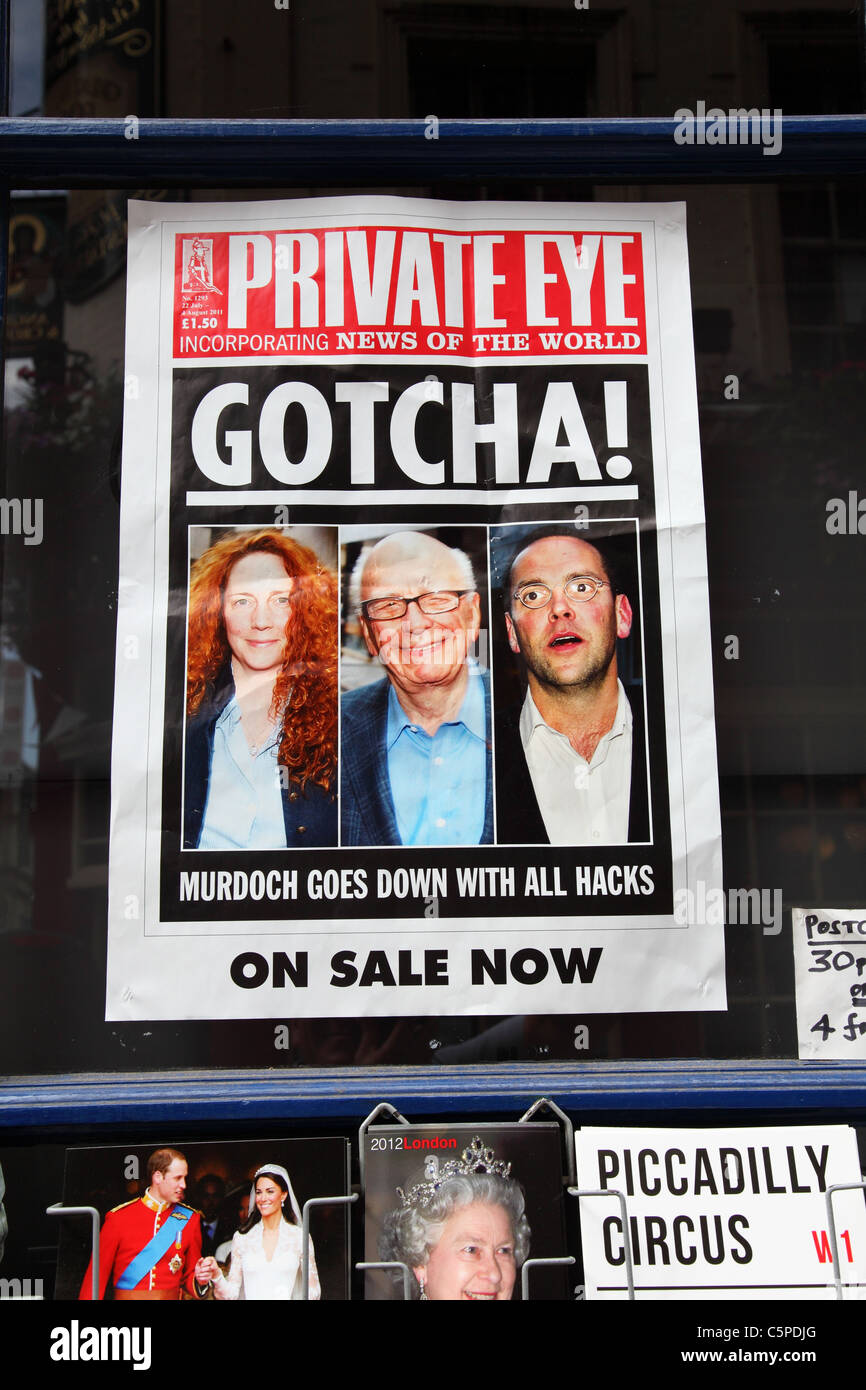 Un poster pubblicitari privati rivista occhio in un'edicola di giornali in  London, England, Regno Unito Foto stock - Alamy