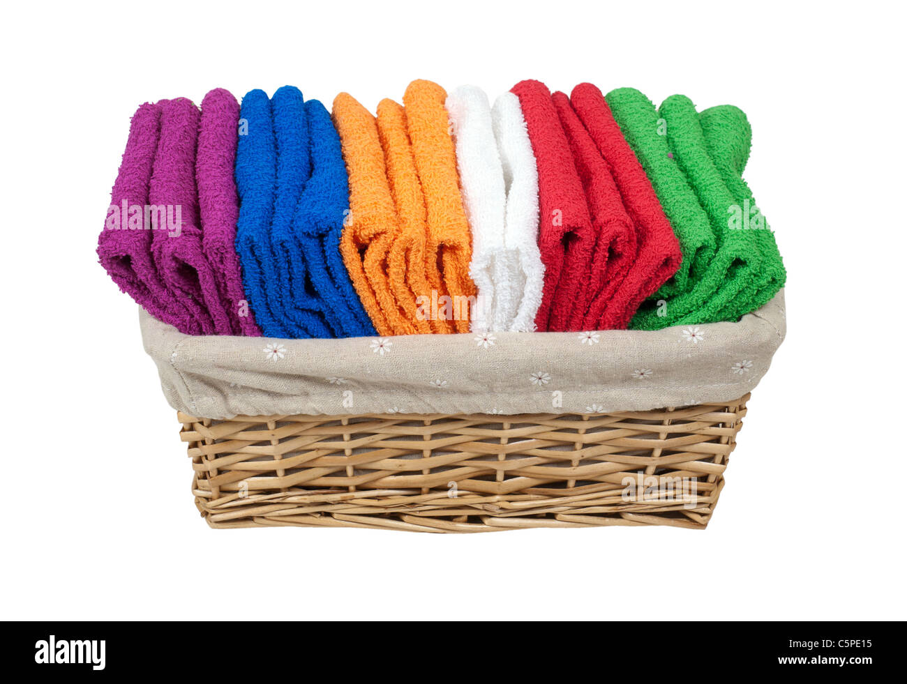 Collezione di coloratissimi asciugamani piegati per uso quotidiano in un rivestito cesto in vimini - percorso incluso Foto Stock