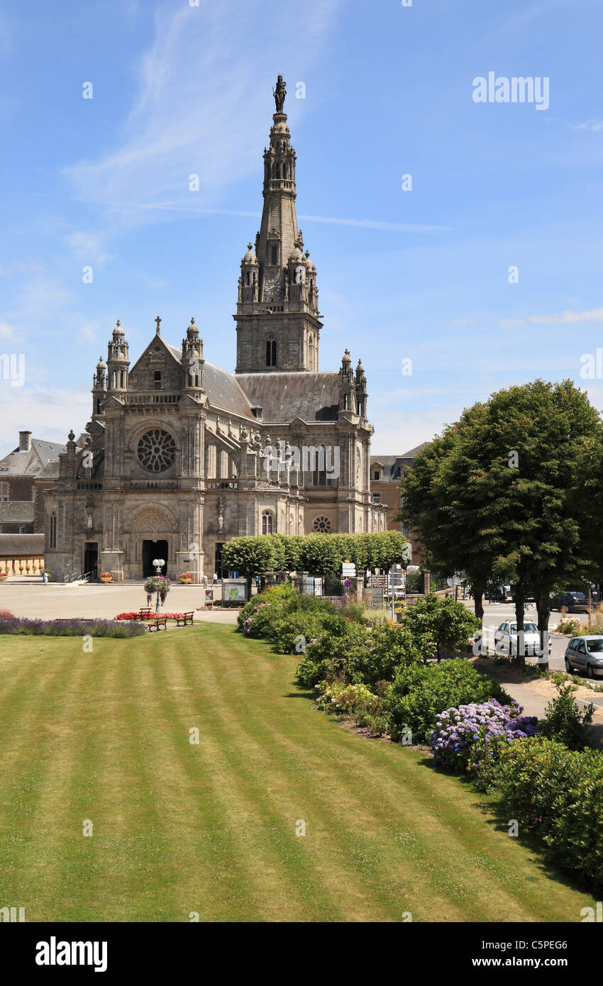 La basilica a Sainte-Anne d'Auray, un luogo di pellegrinaggio religioso all'interno di Brittany, Francia Foto Stock