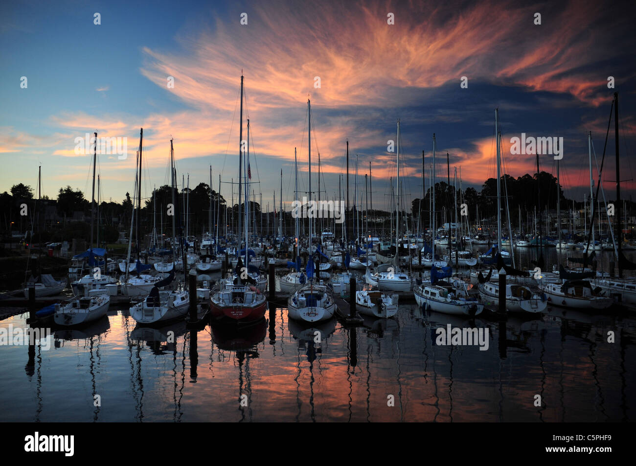 Barche nel porto di Santa Cruz, California sono riflessi lungo con il tramonto il 15 aprile 2011. Oriente asiatico foto Foto Stock