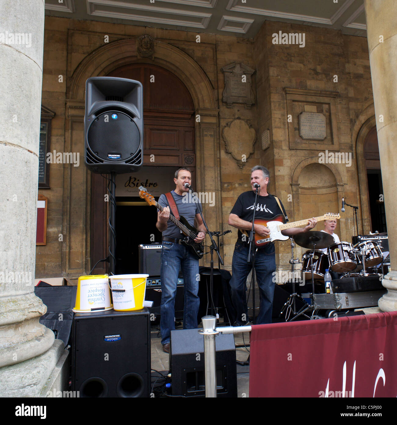 Il gruppo rock Accrington Stanley eseguendo un concerto di beneficenza sui gradini della chiesa di Tutti i Santi, Northampton Foto Stock
