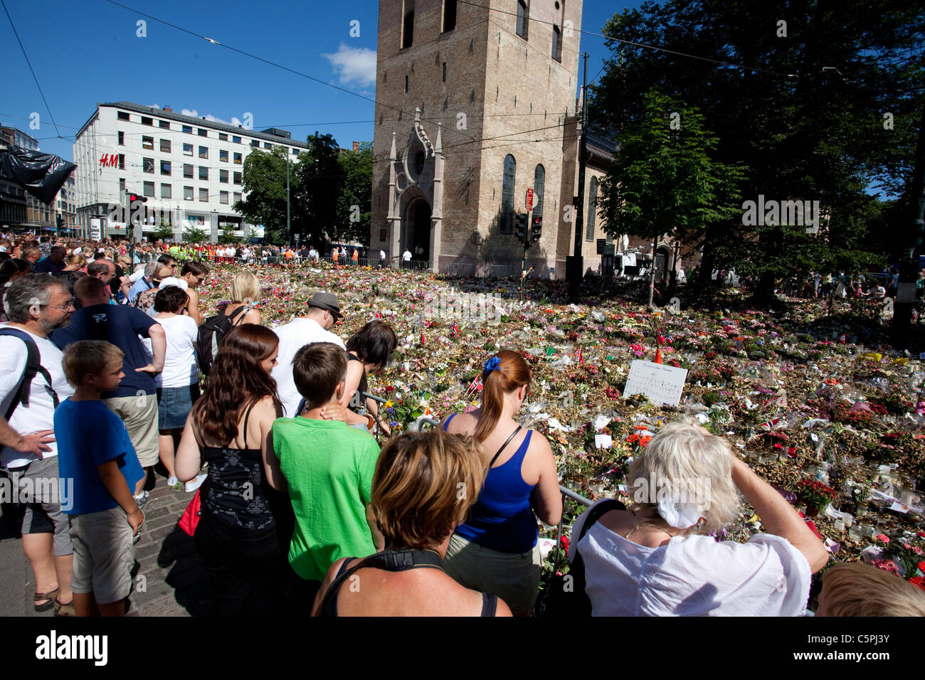 Popolo norvegese a un memoriale al di fuori dell'Oslo Domkirken dopo la peggiore del dopoguerra gli attacchi di terrore in Norvegia.Foto:Jeff Gilbert Foto Stock