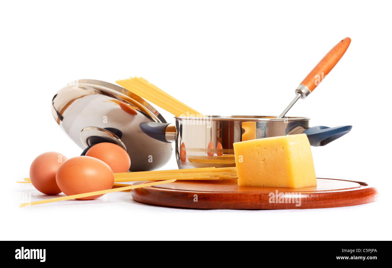 Spaghetti, Uova e arnese da cucina su sfondo bianco Foto Stock