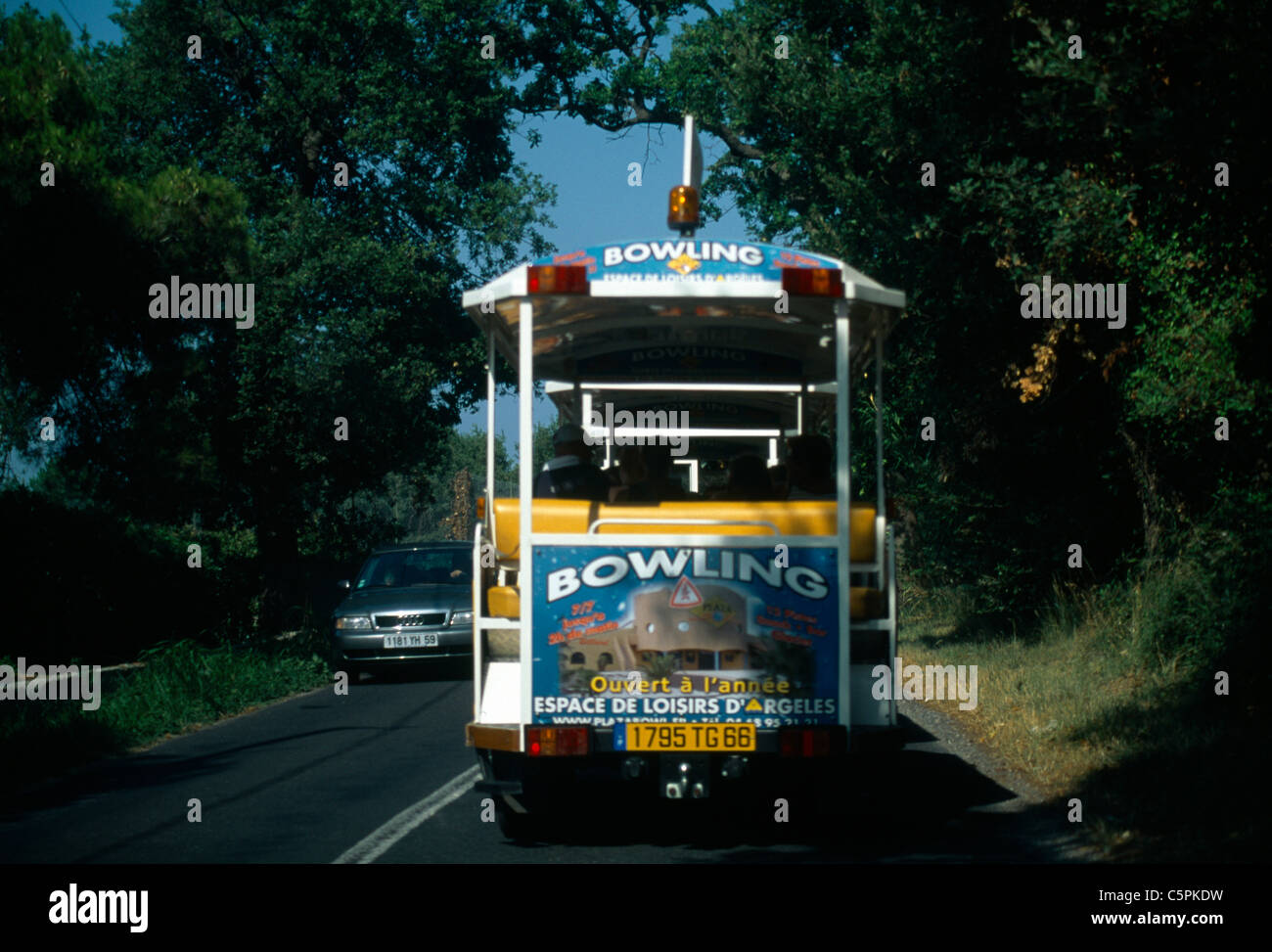 St Cyprien Francia Languadoc & Roussillon inserzione sulla parte posteriore di un autobus Foto Stock