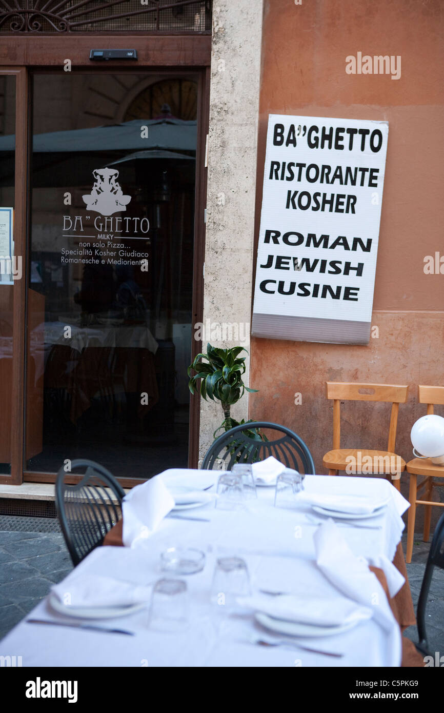 Ristorante kosher della porta d'ingresso nel Ghetto di Roma Italia cartello  romano la cucina ebraica Foto stock - Alamy