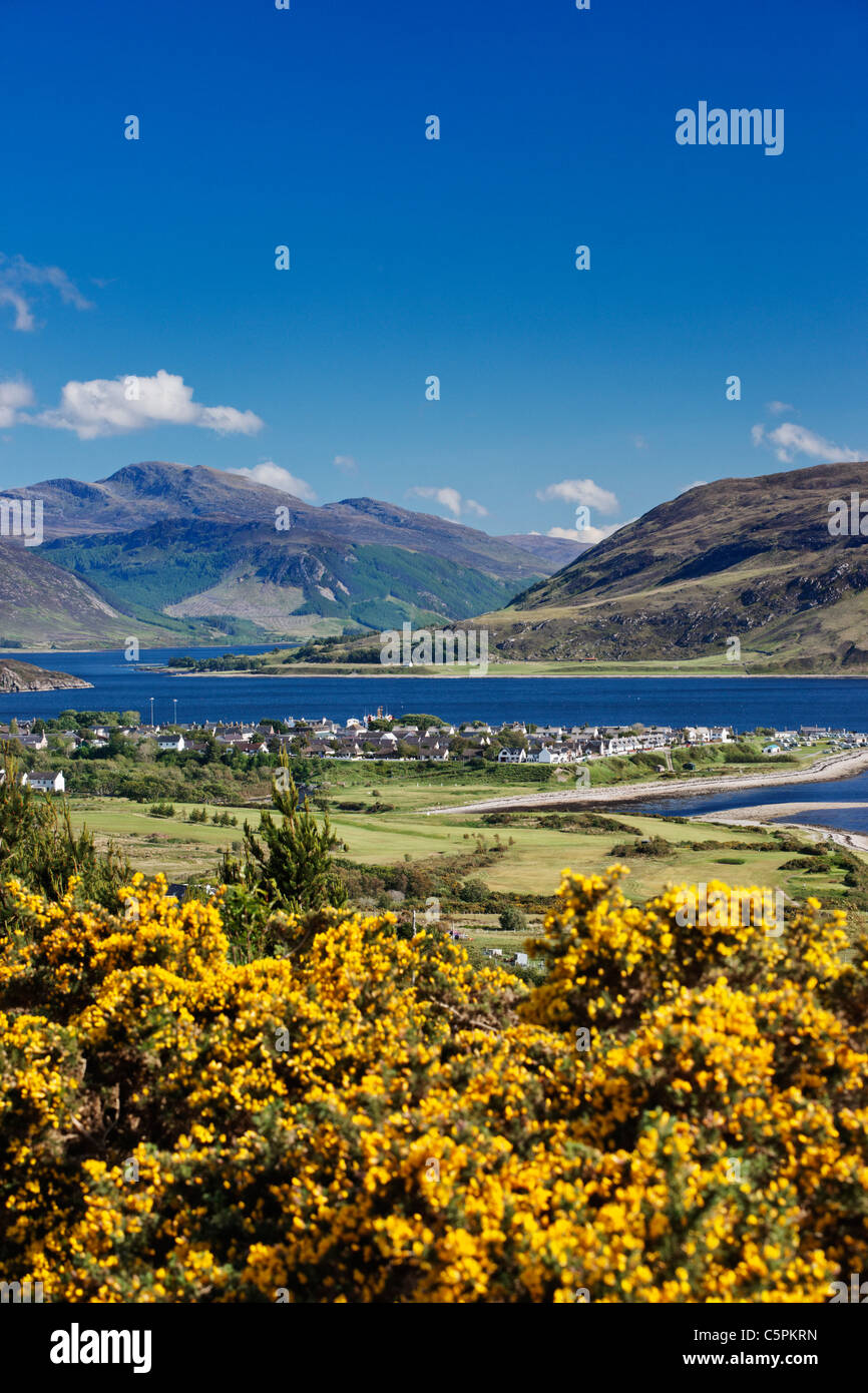 Affacciato Ullapool e Loch Ginestra, Ross and Cromarty, Highland, Scotland, Regno Unito. Foto Stock
