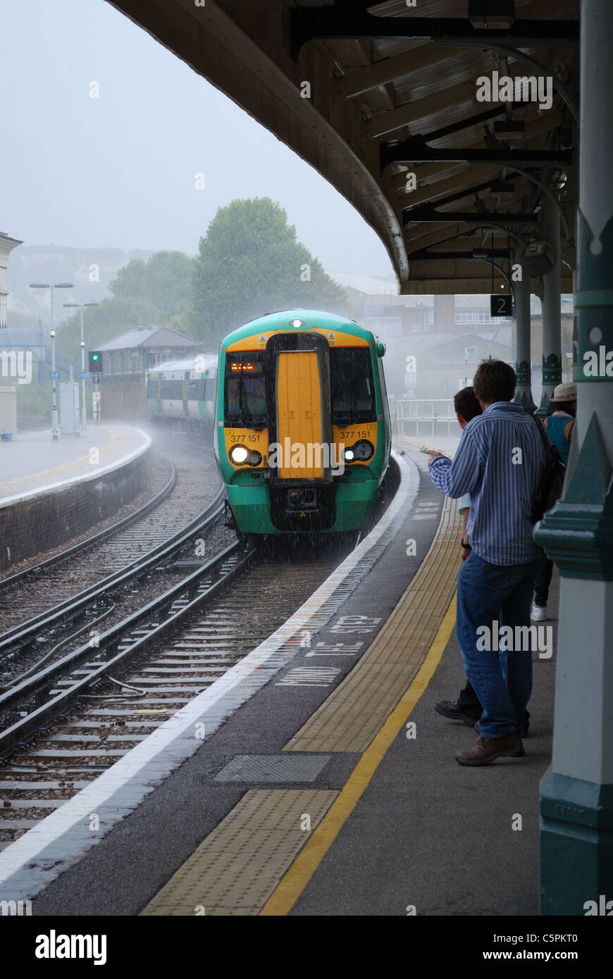 Acquazzone a Lewes stazione. Cloudburst con tuoni e fulmini. Foto Stock