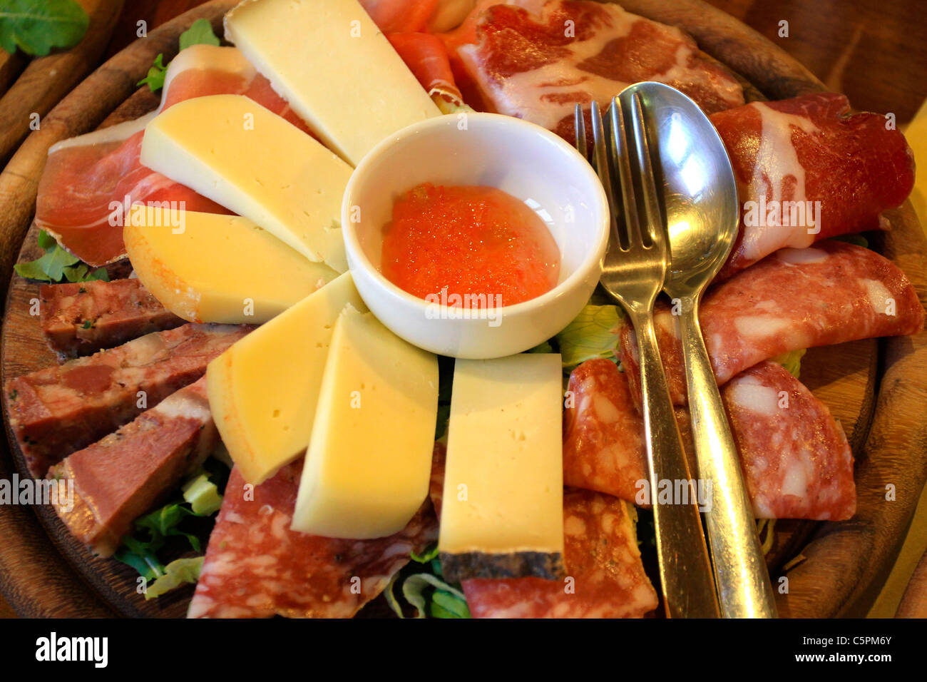 Cibo, salumi e formaggi provenienti dalla Toscana, specialità toscane Foto Stock