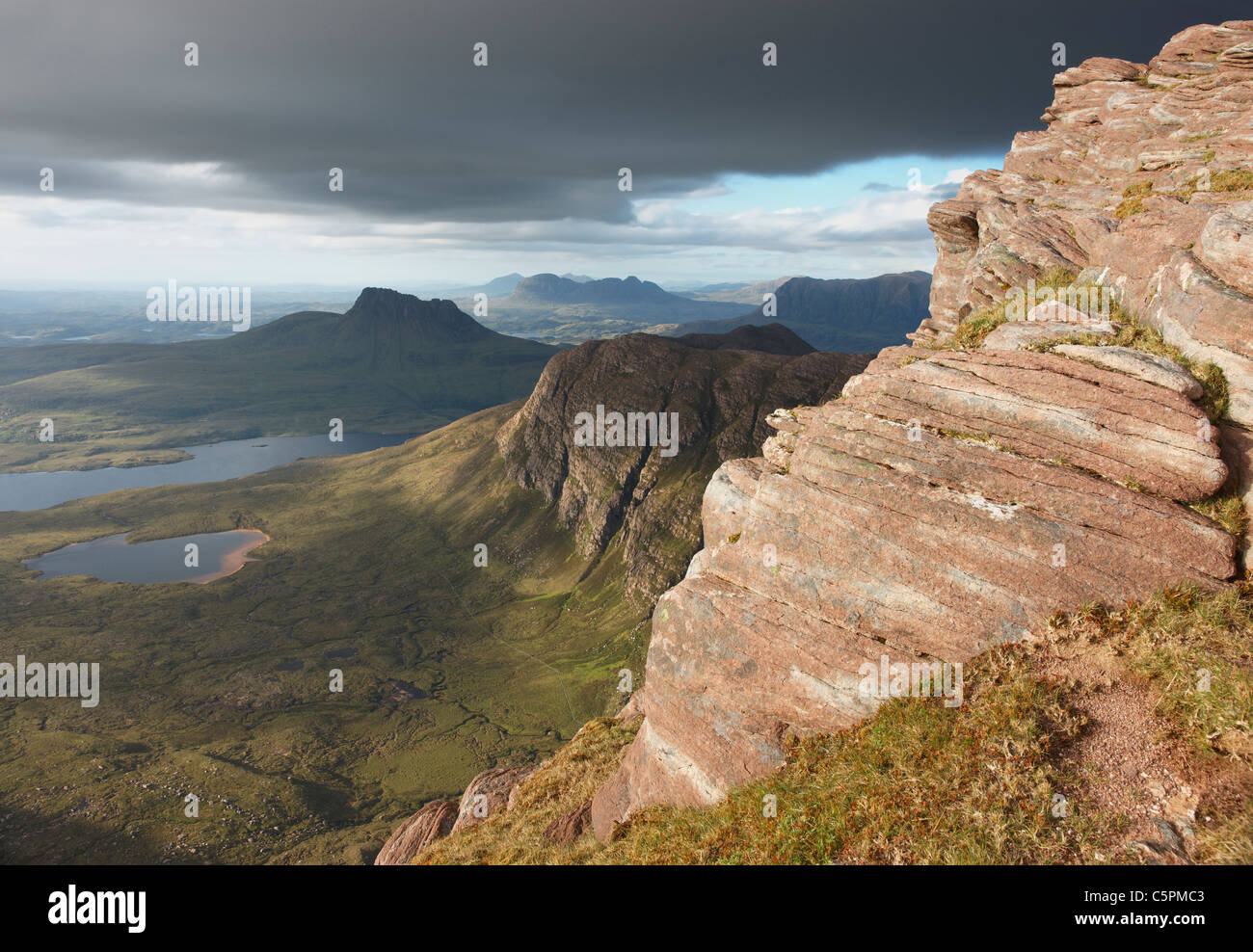 Vista di Stac Pollaidh e Suilven da Sgurr un Fhidhleir, Coigach, Ross and Cromarty, Highland, Scotland, Regno Unito Foto Stock